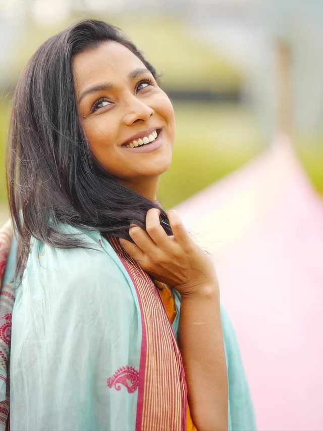 খোলা চুল আর প্রাণবন্ত হাসিতে রুনাকে চেনা যায় সবসময়ের মতোই। এখানেও সম্পূর্ণ নো মেকআপ লুক দেখা যাচ্ছে।