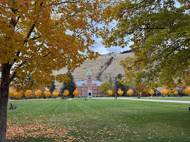 ইউনিভার্সিটি অব মন্টানার ক্যাম্পাসও এই রঙিন উৎসবের বড় অংশ।