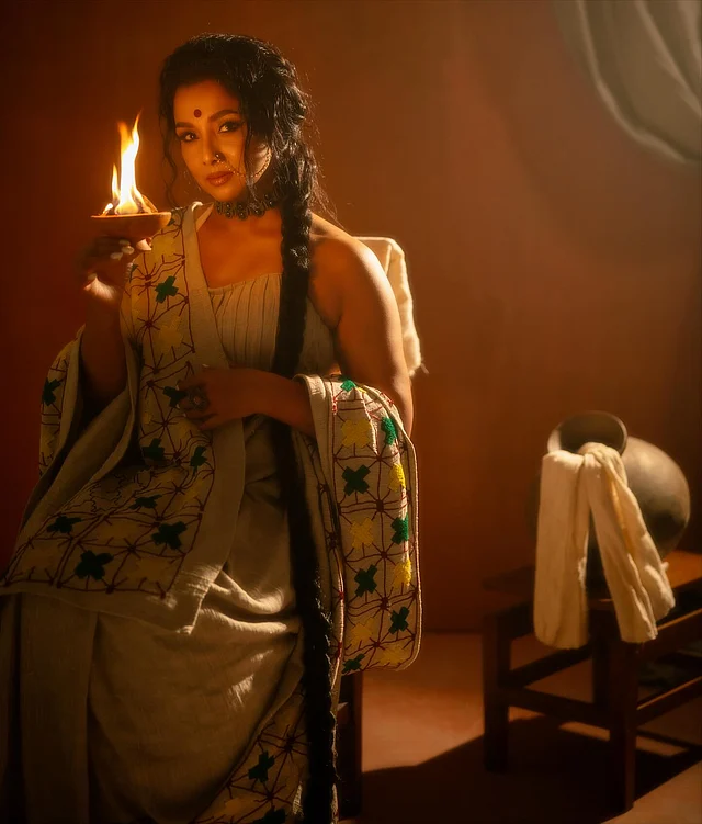 সেই সঙ্গে নজর কাড়ছে আকর্ষণীয় লম্বা বেনীর হেয়ারস্টাইল। আলো আঁধারিতে অন্যরকম আবেদন ছড়াচ্ছেন রুনা।