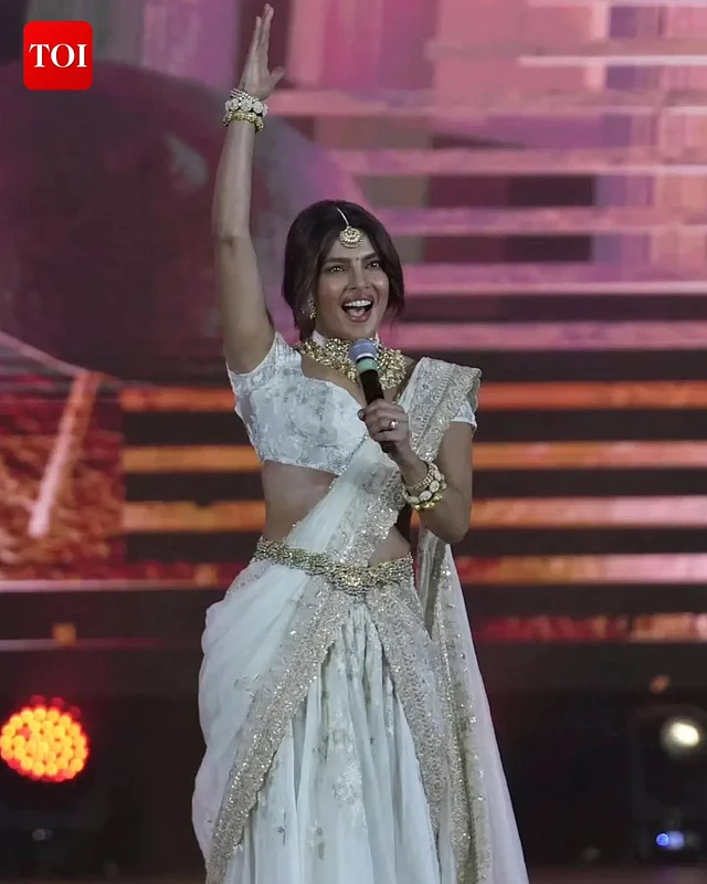 এই লুকেই অভিনেত্রী নতুন সিনেমার প্রমোশন করেছেন। এ সময় পোশাকে যোগ হয়েছে অ্যান্টিক ফিনিশের বেল্ট