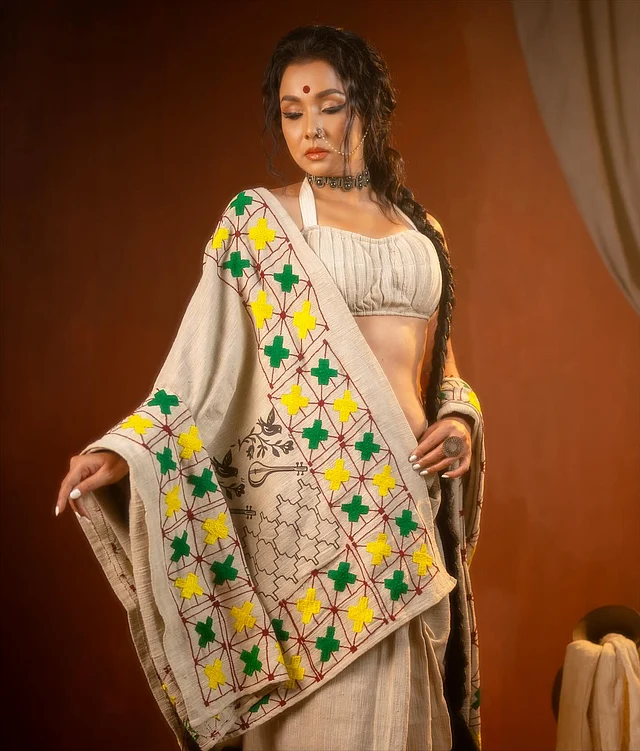 কোরা খাদি ফেব্রিকের শাড়ি পরেছেন রুনা খান আকর্ষণীয় ড্রেপে। আঁচলে পাখি ও দোতরা নজর কাড়ছে