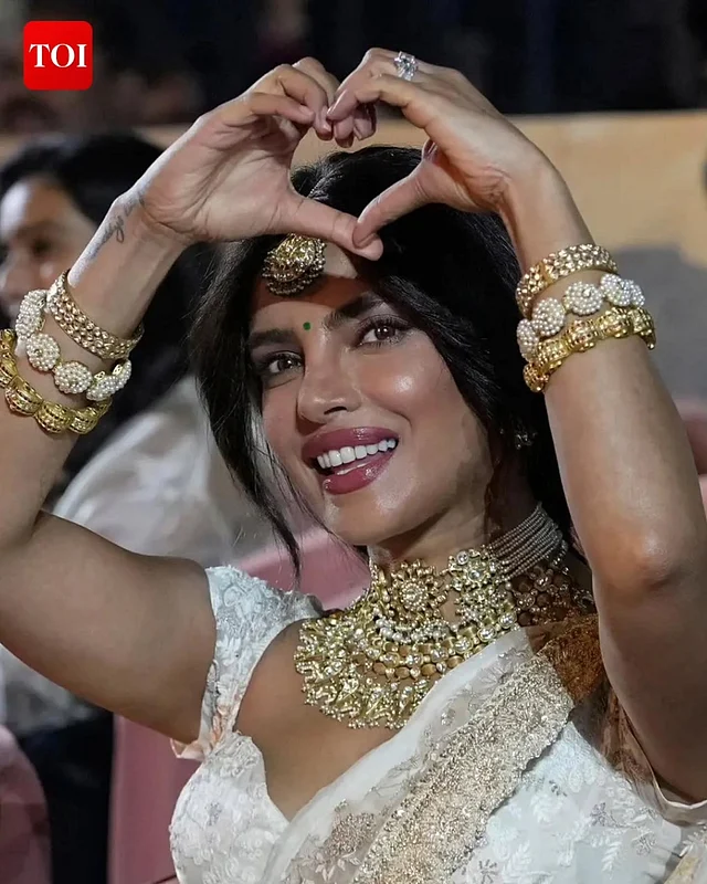 দেশি লুকেই ভালোবাসা জানিয়েছেন দেশি গার্ল তাঁর ভক্তদের এই অনুষ্ঠানে গিয়ে।