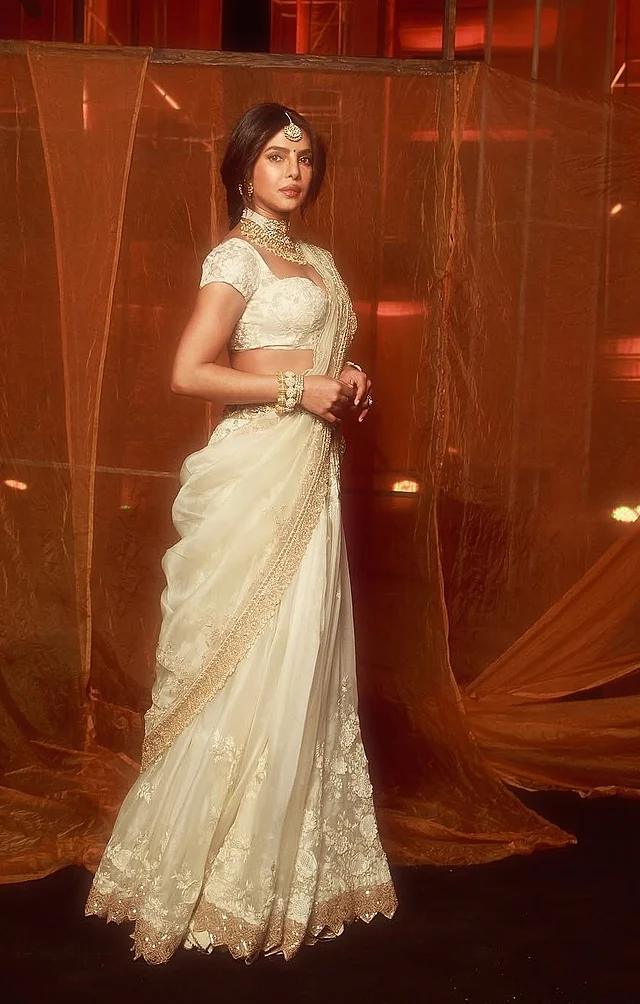 অনামিকা খান্না বিশেষভাবে বানিয়েছেন এই অফ হোয়াইট লেহেঙ্গা-শাড়িটি প্রিয়াঙ্কার জন্য