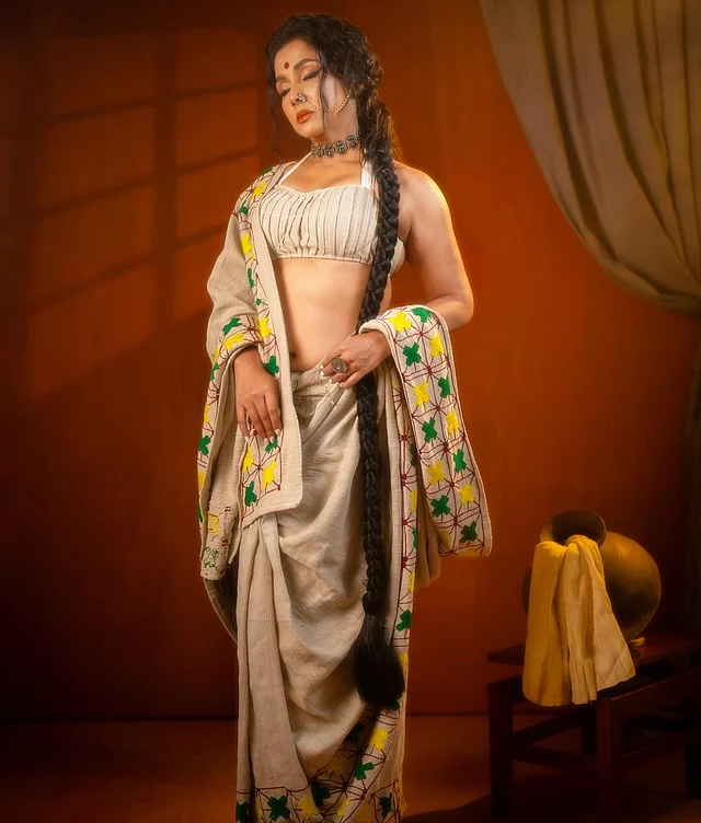 শাড়ির লুকের আবেদন অন্য মাত্রায় নিয়ে গিয়েছে হলটারনেক ব্রালেট স্টাইল ব্লাউজ