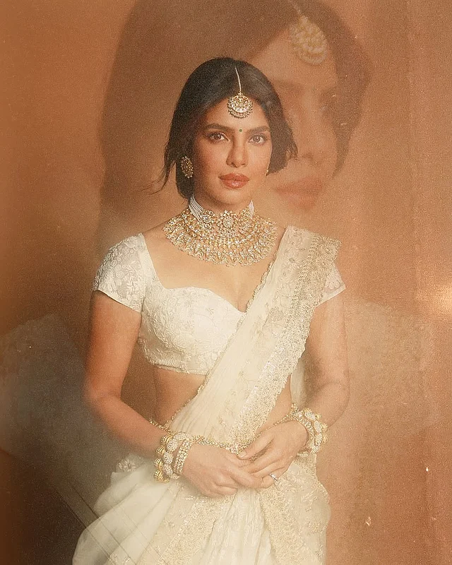 সাজে পরিমিত আমেজ থাকলেও টিপ আর লাল ঠোঁটে আকর্ষণ ছড়াচ্ছেন প্রিয়াঙ্কা