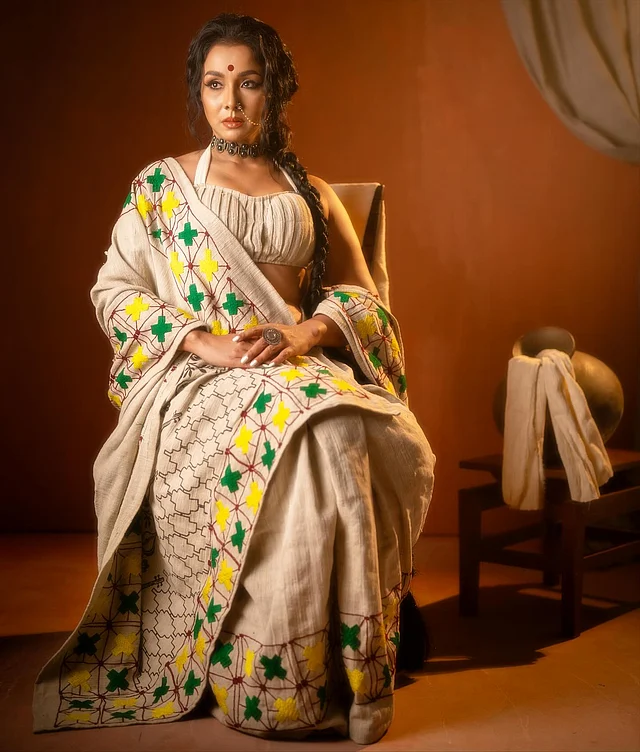 পুরো শাড়িতে হলুদ, সবুজ আর খয়েরী নকশা করা জ্যামিতিক মোটিফে