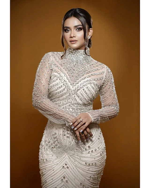 কারুকাজ করা বডিকন গাউনে গ্ল্যামার ছড়াচ্ছেন তানজিন তিশা