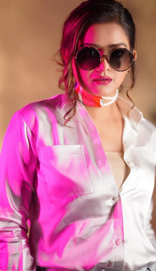 শেডস মানায় তিশাকে বেশ। বুক খোলা গোলাপি শার্ট আর ব্রালেটে আকর্ষণ ছড়াচ্ছেন তিনি