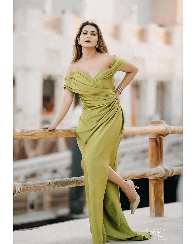 অলিভ রঙের অফ দ্য শোল্ডার গাউনে দারুণ মানিয়েছে তাঁকে। সঙ্গে অফ হোয়াইট পাম্প হিলস