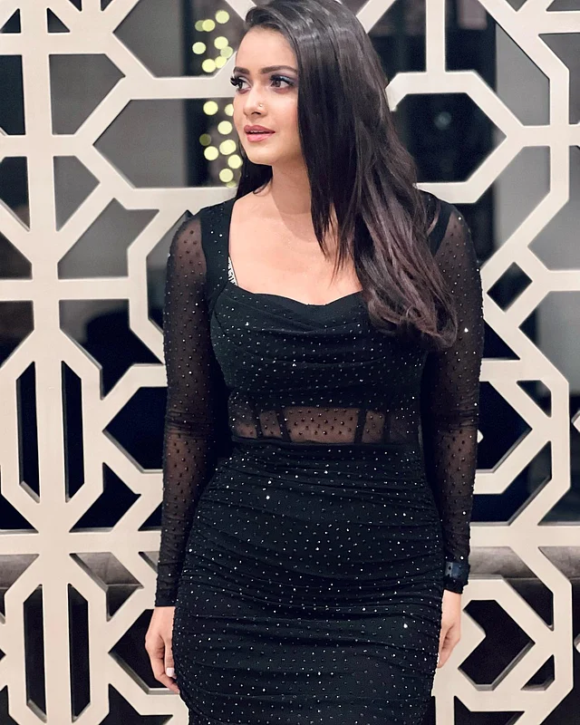 শিয়ার ফেব্রিকের কালো ড্রেসে সাদা স্টোনের ছড়াছড়ি। ডিপ স্কোয়্যার নেক আকর্ষণ বাড়াচ্ছে