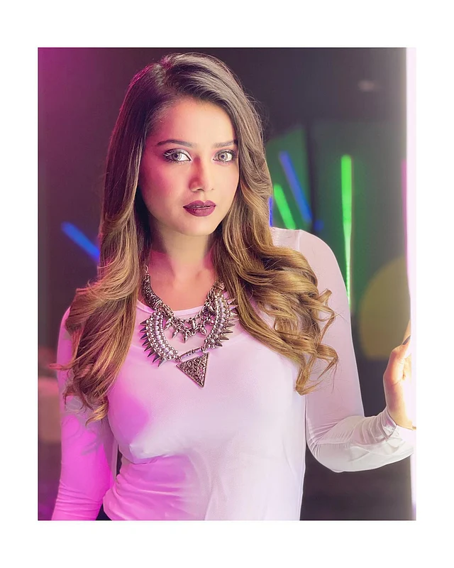 গোলাপি টপের সঙ্গে স্টেটমেন্ট নেকলেস পরেছেন এই অভিনেত্রী গ্ল্যাম মেকওভারের সঙ্গে