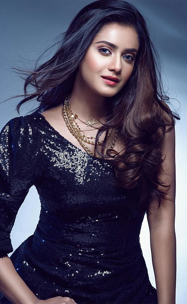 ্কালো সিকুইনের বডিকন ড্রেসের সঙ্গে কয়েক লহরের সোনালি চাংকি চেইন দেখা যাচ্ছে তানজিন তিশার লুকে