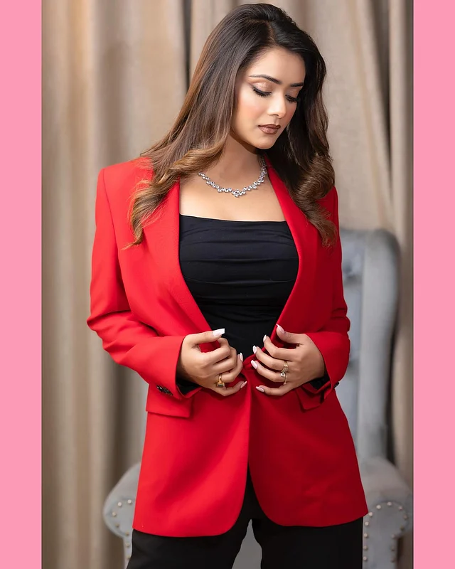 কালো টপ আর ট্রাউজার্সের সঙ্গে লাল জ্যাকেটের বসলেডি লুকে তানজিন তিশা