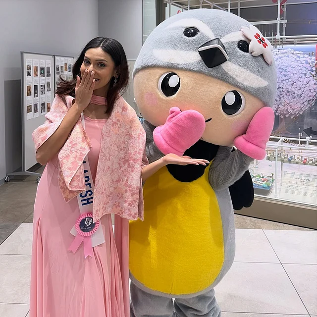 জাপানের তমিওকা টাউন পরিদর্শন এবং স্থানীয় কর্মকর্তাদের সঙ্গে রিসিপশন পার্টির দিনে তোলা ছবি। এখানে মজার মুডে ক্যামেরায় ধরা দিয়েছেন জেসিয়া। পরেছিলেন লামিজা ব্র্যান্ডের অত্যন্ত সুন্দর একটি গোলাপি আউটফিট