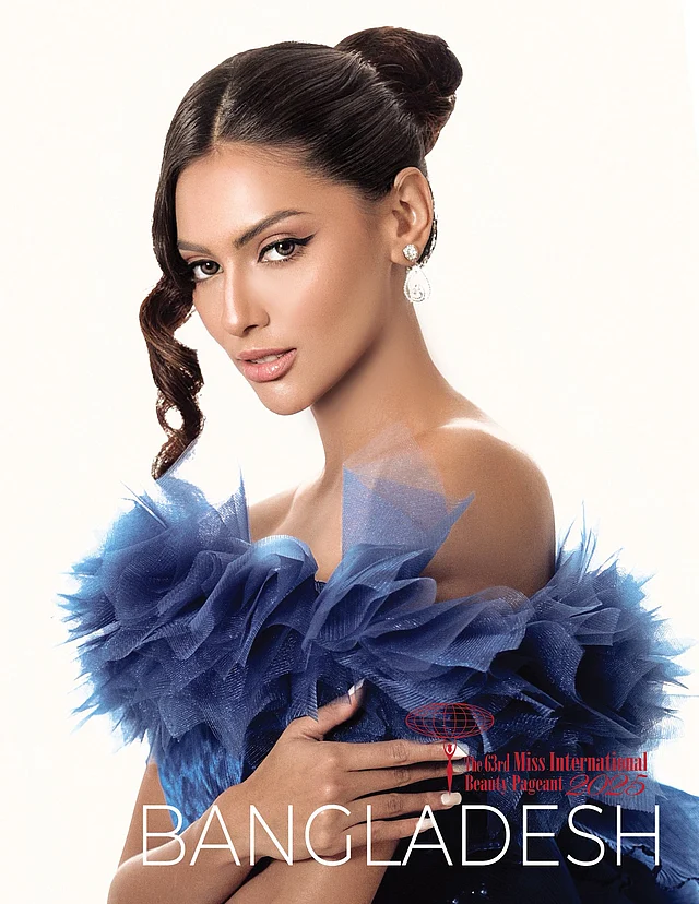 ৬৩তম মিস ইন্টারন্যাশনাল সৌন্দর্য প্রতিযোগিতার পোর্ট্রেট শুটে জেসিয়া। এই বছর তিনি স্যাফায়ার স্পিরিট বা নীলকান্তমণি রঙের গাউনে দর্শকদের মুগ্ধ করেছেন।