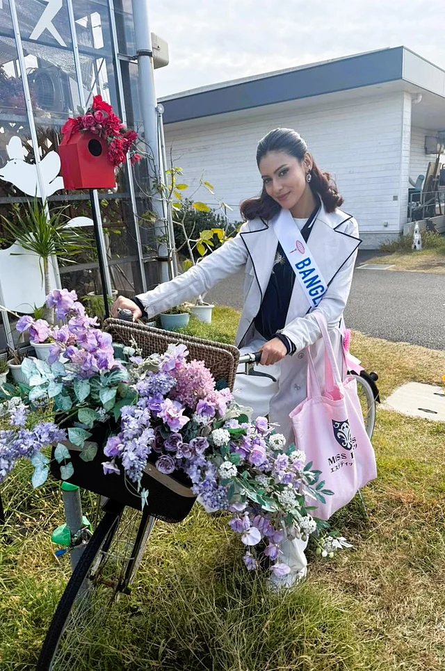 ফুকুশিমা ট্যুর ও টোকিওয়া এলিমেনটারি স্কুল পরিদর্শনে জেসিয়া বেছে নিয়েছেন রুলমেকারের আউটফিট।