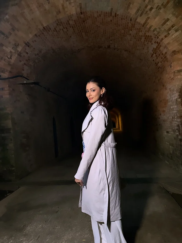 লং কোট আর ম্যাচিং বটমের সঙ্গে রানিং শু পরেছেন তিনি।