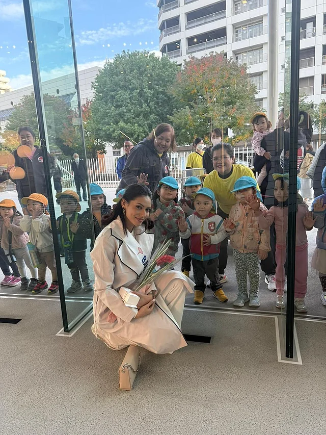 হাস্যোজ্জ্বল শিশুদের সঙ্গে ফ্রেমবন্দী জেসিয়া।