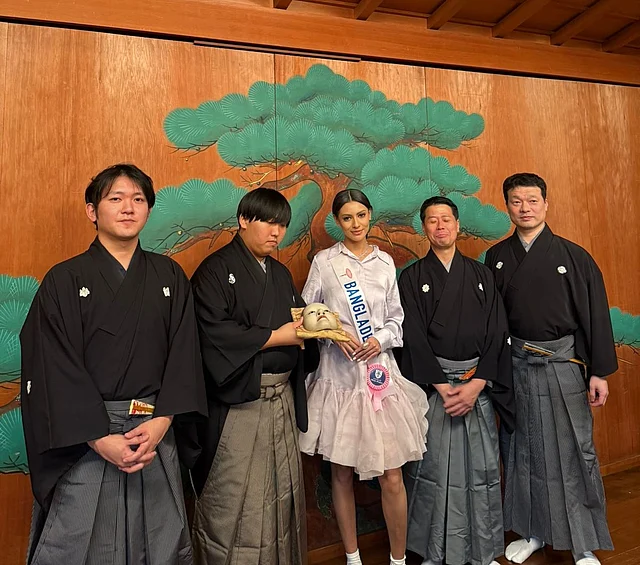 তাঁর পরনে মাইয়া ঢাকার মোনোক্রম আউটফিট। শার্টের সঙ্গে জুটি হয়েছে স্কার্ট।