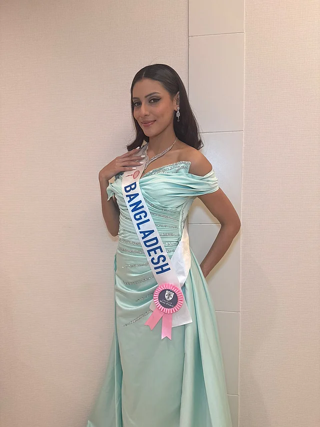 চ্যারিটি অকশন পার্টিতে শানায়া কতুরের অফ শোল্ডার প্যাস্টেল গাউন পরেছেন সুন্দরী।