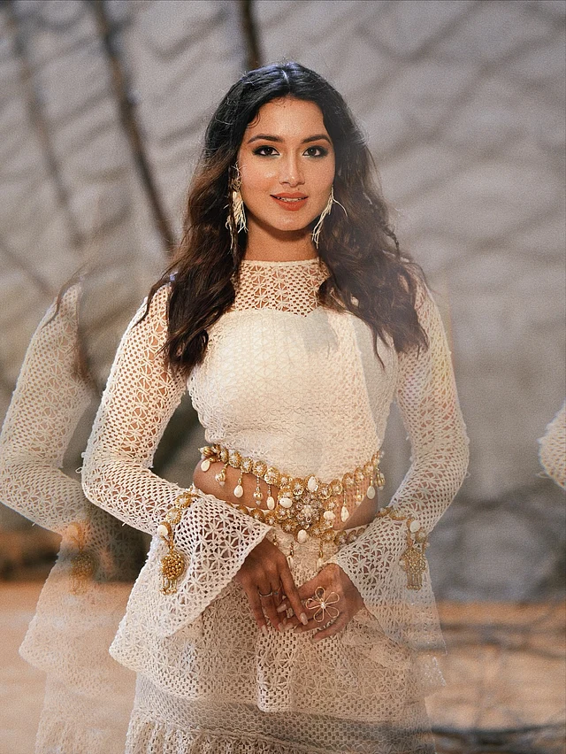 ফারিণের এই লুকটি নতুন গানে দর্শক দেখতে পাবে। সেট থেকে তোলা কিছু ছবি অভিনেত্রী সামাজিক যোগাযোগমাধ্যমে শেয়ার করেছেন