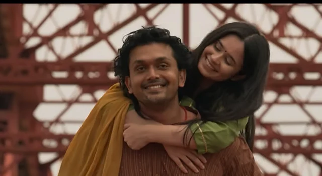 ঐশী আর শুভর কেমিস্ট্রি খুবি পছন্দ করছেন সকলে। সাদামাটা লুকেও অভিনেত্রী নজর কেড়েছেন এই গানে