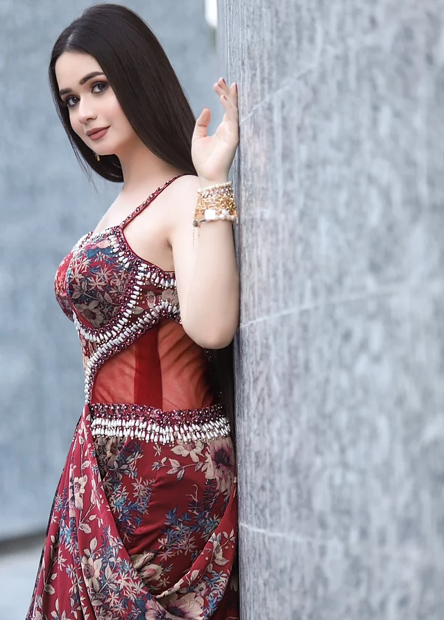 আকর্ষণীয় মেরুন স্লিভলেস ড্রেসে মোহনীয় ঐশী