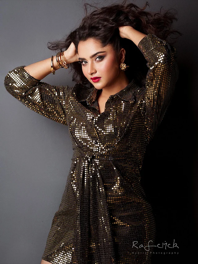 কেয়া পায়েলের ঝলমলে সিকুইনড গোল্ড আউটফিটে ফুটে উঠেছে ডিসকো আমেজ।