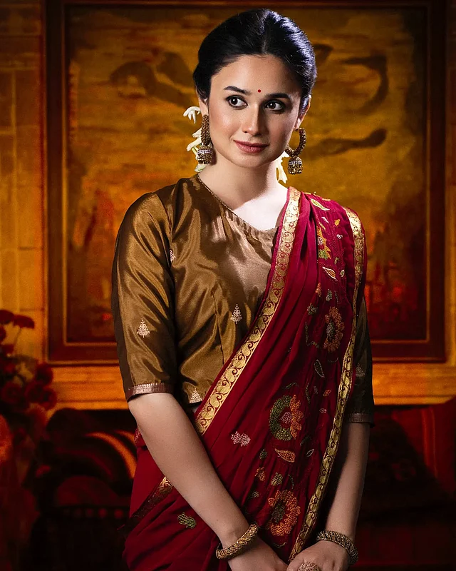 কন্ট্রাস্ট ব্রাউন ব্লাউজের সঙ্গে লাল কাতান শাড়িতে রাজেন্দ্রানী লুকে দেখা যাচ্ছে এই অভিনেত্রীকে