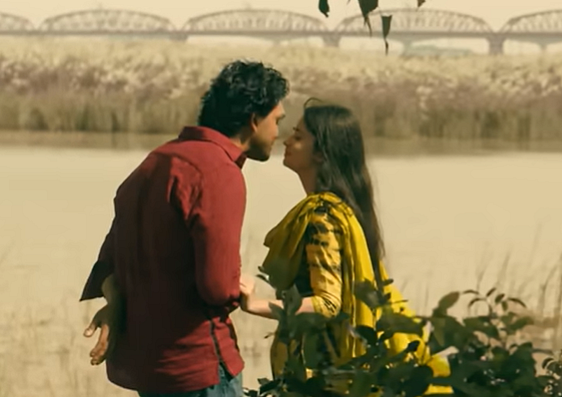 এখানে অলিভ সুতির কামিজে আলোচিত চুম্বনের দৃশ্যসহ প্রেমময় সব দৃশ্যে দেখা দিয়েছেন ঐশী মেরন শার্টের লুকে শুভর সঙ্গে