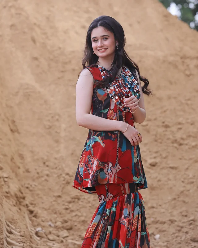 বোহো আমেজের স্টেটমেন্ট নেকপিস আর রংচঙে শারারা পরেছেন ঐশী