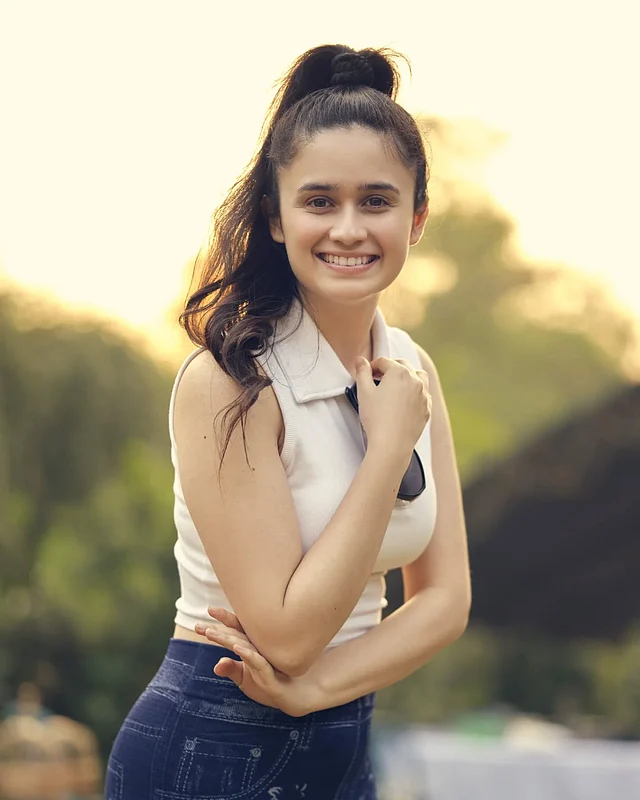 হাই পনিটেইলে স্কিনি জিন্স আর স্লিভলেস টপে জেনজি আমেজ