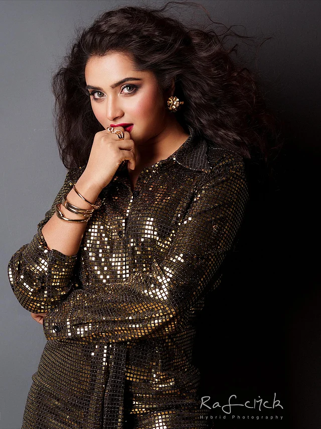 গোল্ডেন স্টেটমেন্ট জুয়েলারি হয়েছে সঙ্গী। ফ্লোরাল দুল, হাতে থাকা ব্যাঙ্গেল ও ব্রেসলেটগুলো দিয়েছে গ্ল্যাম টাচ।