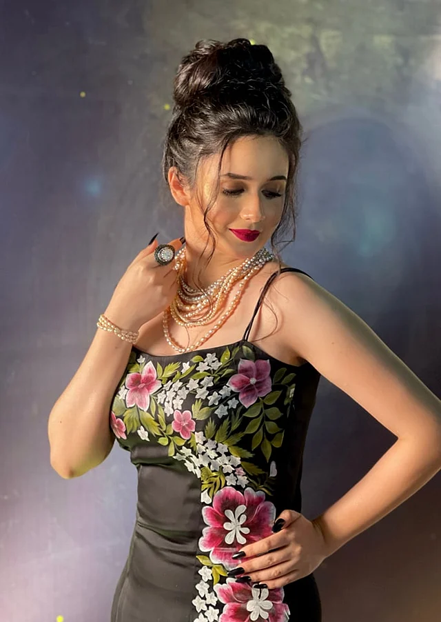 এখানে ফুলেল প্রিন্টের কালো নুডল স্ট্র্যাপের ড্রেসে দেখা যাচ্ছে তাঁকে