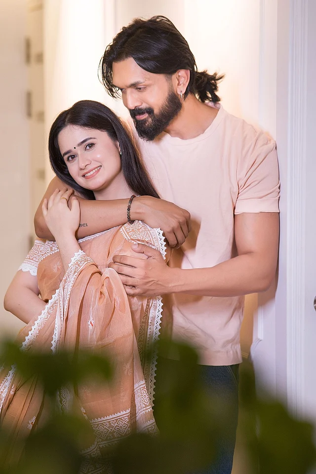 অভিনেতা আরিফিন শুভর সঙ্গে নূর সিনেমায় দেখা যাবে ঐশীকে, পীচরঙা শাড়িতে নায়কের সঙ্গে ফটোশ্যুট করেছেন তিনি