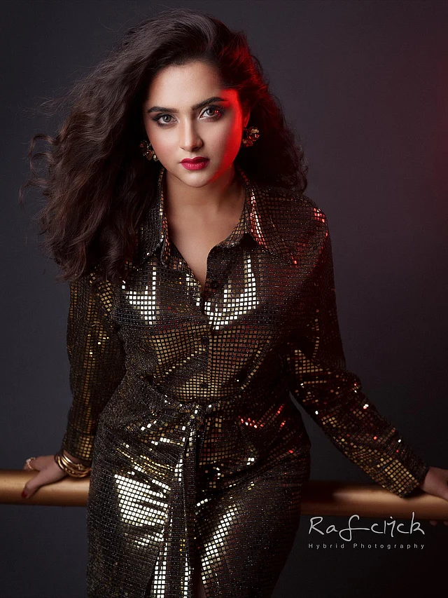 ফুলস্লিভ এই ড্রেসে কোমরের নট-স্টাইল ডিজাইন তাঁর ফিগারকে আরও আকর্ষণীয় করে তুলেছে।