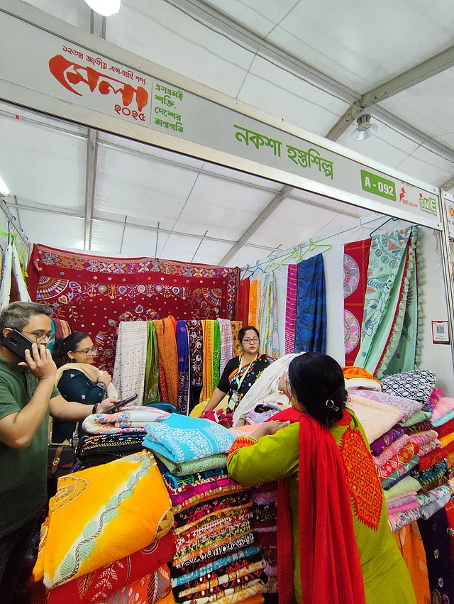 এবারের এসএমই মেলায় বিশেষ নজর কাড়ছে হাতের কাজের কালেকশনগুলো