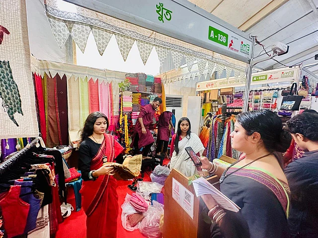 দেশীয় লাইফস্টাইল বুটিক খুঁত পরিচিত সবার কাছেই। তাদের সিগনেচার প্যাঁচওয়ার্ক পোশাক, সুতি শাড়ি , স্কার্ট, টপ, প্যান্ট পাওয়া যাচ্ছে এখানে