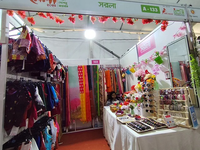 দেশের সুপরিচিত ফ্যাশন উদ্যোগ সরলা। তাদের ডিজিটাল প্রিন্টের সুপার ট্রেন্ডি শাড়ি আর ফ্লেক্সি ব্লাউজ কিনতে চাইলে সরলায় একবার ঢুঁ মারতে পারেন।
