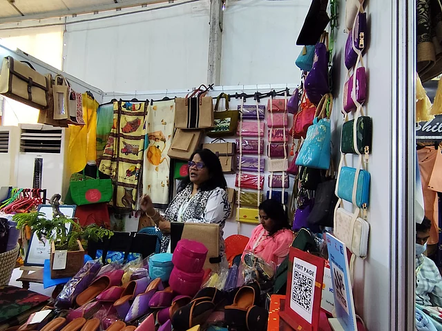 আর্টজেনিক্স বাই আনিকা আর রাফিহা ফ্যাশন হাউস বসেছে তাদের সিগনেচার পণ্য নিয়ে। আর্টজেনিক্স বাই আনিকা কাজ করছে এক্সক্লুসিভ লিমিটেড অ্যাডিশন বাজেট ফ্রেন্ডলি শাড়ি নিয়ে। পাশাপাশি রেগুলার ডিজাইনের শাড়িগুলোতে ক্রেতাদের জন্য থাকছে বিশেষ ছাড়। এ ছাড়া কাস্টমাইজড টি–শার্টও থাকছে ইয়ার এন্ড সেলে।