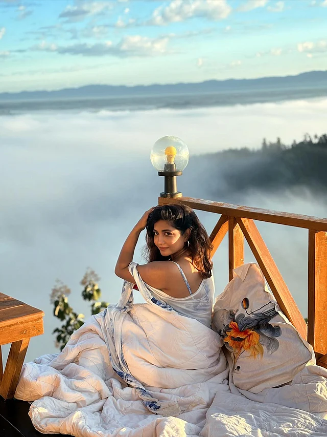 আরাম আরাম লেয়ার দেওয়া লাউঞ্জোয়্যারে আবেদন ছড়াচ্ছেন এই সুন্দরী অভিনেত্রী