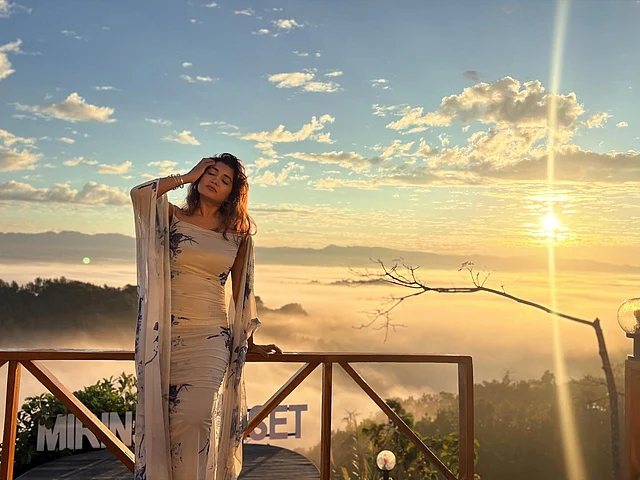 সূর্যাস্তের আগে আগে কনে দেখা আলোয় নিজের লুক শেয়ার করেছেন অথই