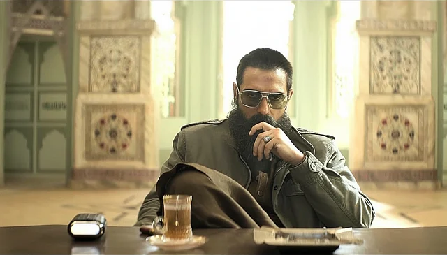 এই লুক বার্তা দেয় যে পুরুষ সৌন্দর্য মানে শুধু চকচকে চেহারা নয়; সাহস, অভিজ্ঞতা আর অভ্যন্তরীণ ব্যক্তিত্বই আসল সৌন্দর্য