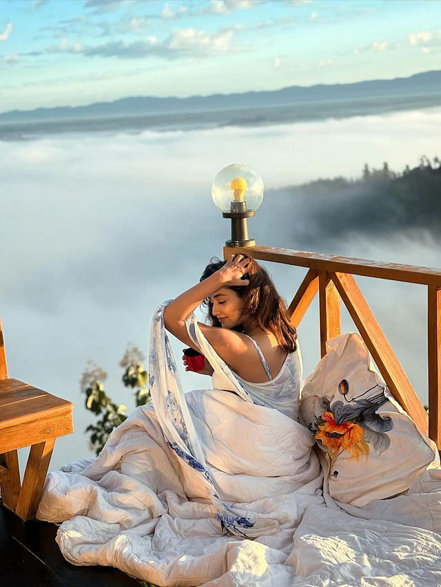 লেপ আর বালিশের আরামে চোখেই আসছে কোজি অনুভূতি