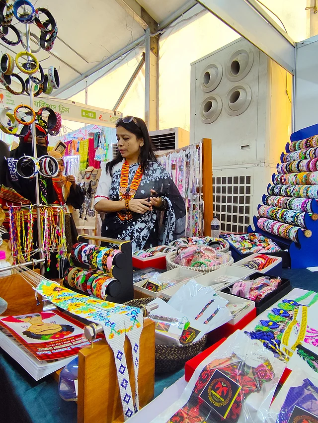 লুম বিডিং জুয়েলারি এখন ট্রেন্ডি। আয়নাবিবির গয়না স্টলে দেখা মিলছে রঙিন লুম-বোনা নেকপিস, দুল, চুড়ি আর ব্রেসলেটের। ছোট ছোট পুঁতি দিয়ে বিশেষ লুম মেশিন বা ফ্রেমে নকশা বোনার কৌশলই হলো লুম বিডিং—যা দেখতে অনেকটা কাপড় বোনার মতো।