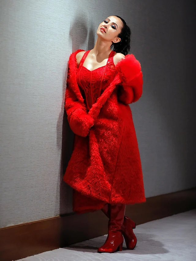 নি হাই বুট তাঁর লুকের অন্যতম স্টেটমেন্ট পিস। ব্লক হিল আর লাল লেদার ফিনিশ একদম মানিয়ে গেছে পোশাকের সঙ্গে