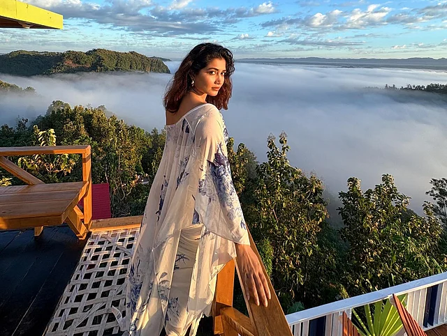 খোলা চুল আর মিনিমাল সাজের সঙ্গে নজর কাড়ছে ছোট স্টাডস।