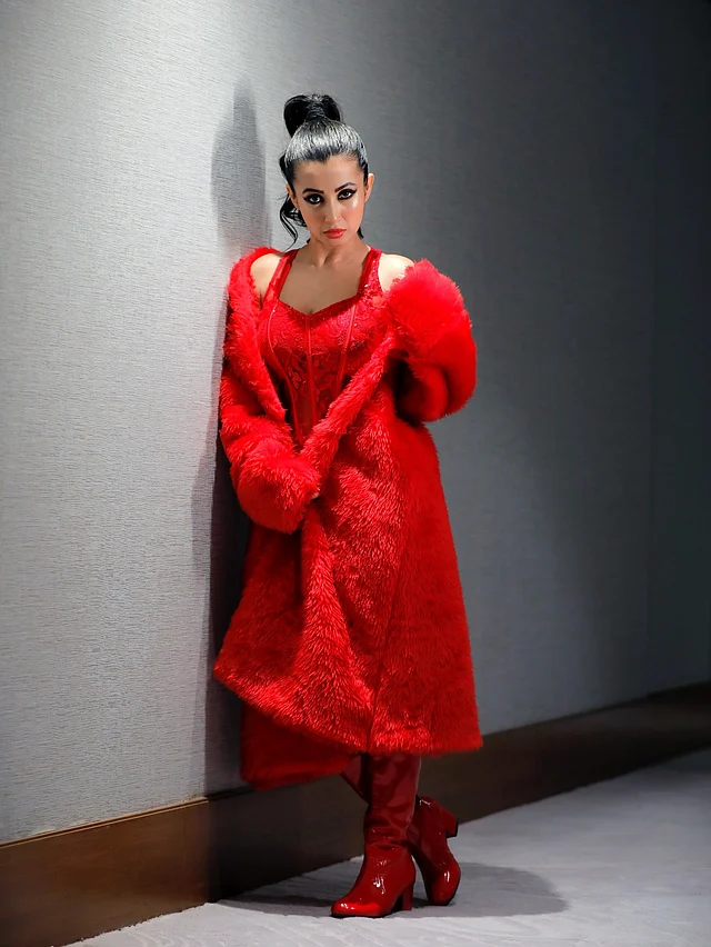 এই লুকের সবচেয়ে নজরকাড়া দিক লাল ফার কোট। বিলাসী, নাটকীয়, চোখধাঁধানো কোটটি স্টাইলিংয়ে যোগ করেছে হাই-ফ্যাশন ফ্লেভার