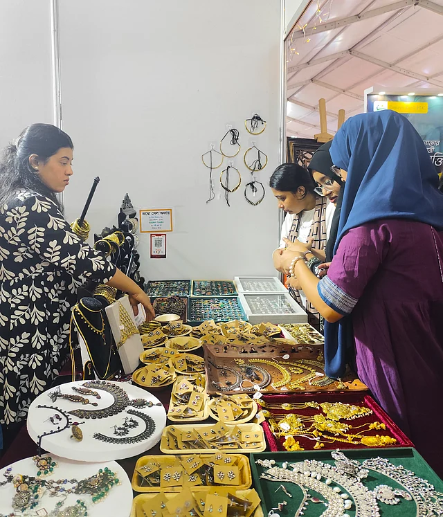 পিতল ও তামার গয়না নিয়ে বসেছে আট কুঠুরি দরজা। মেগা কম্বো সেল অফারও চলছে এখানে