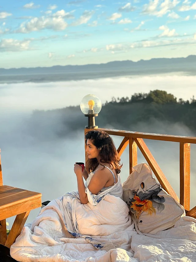 মেঘ, কুয়াশা, পাহাড় আরার আকাশ মিলে কী অদ্ভুত রূপ! এর মাঝেই শীতের সকালে চায়ের মগ হাতে বসে আছেন সামিয়া অথই